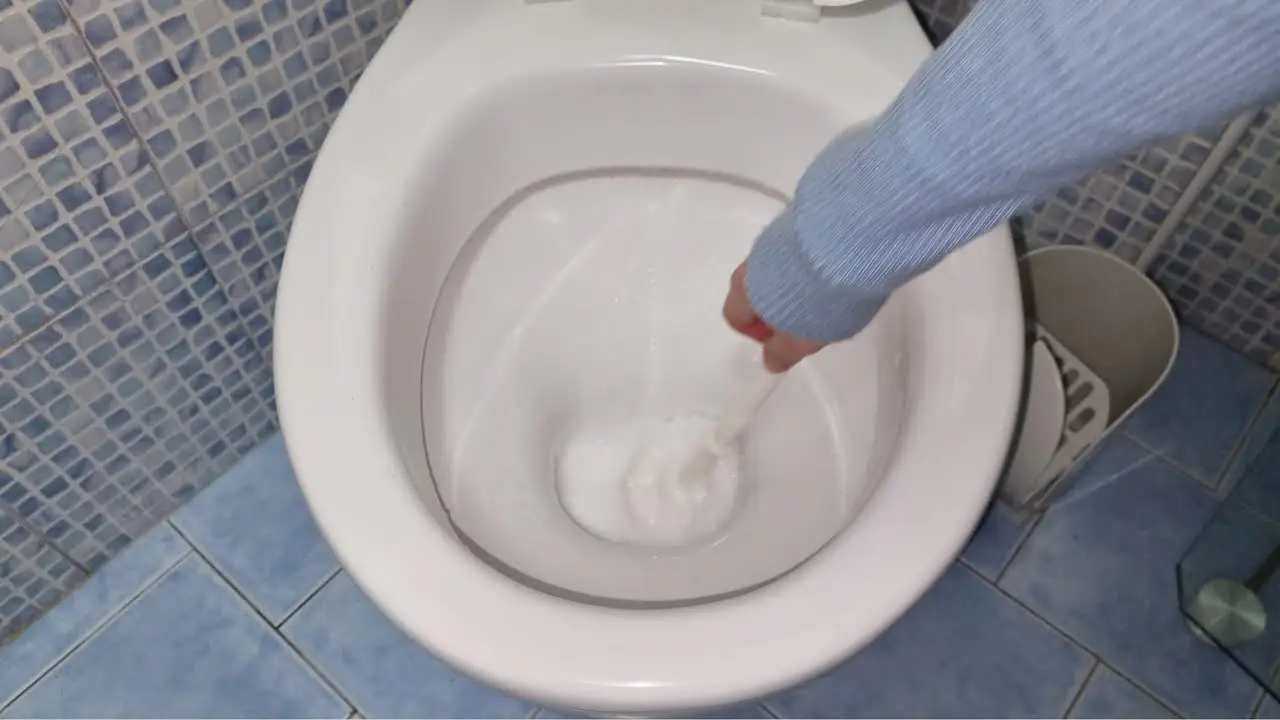 Addio alle macchie gialle: ecco come sbiancare il WC con due prodotti casalinghi Immagine selezionata
