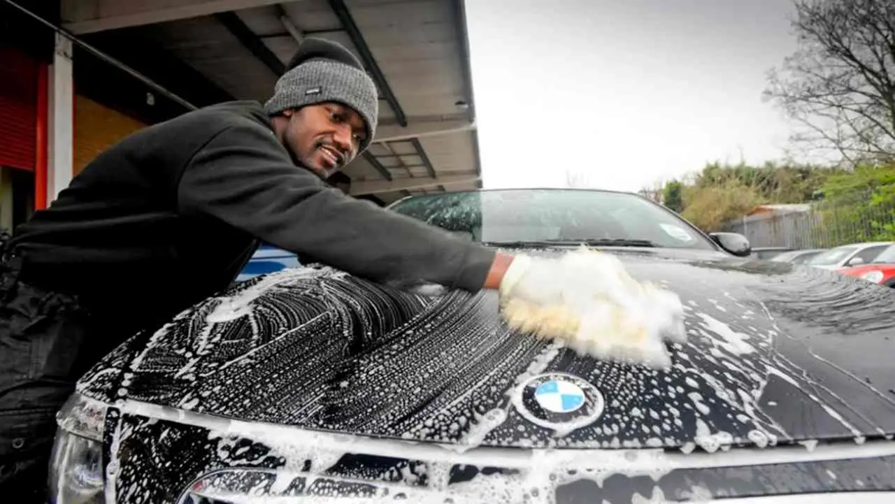 Lavare l’auto a casa? Attenzione: rischi delle multe salatissime! Immagine selezionata