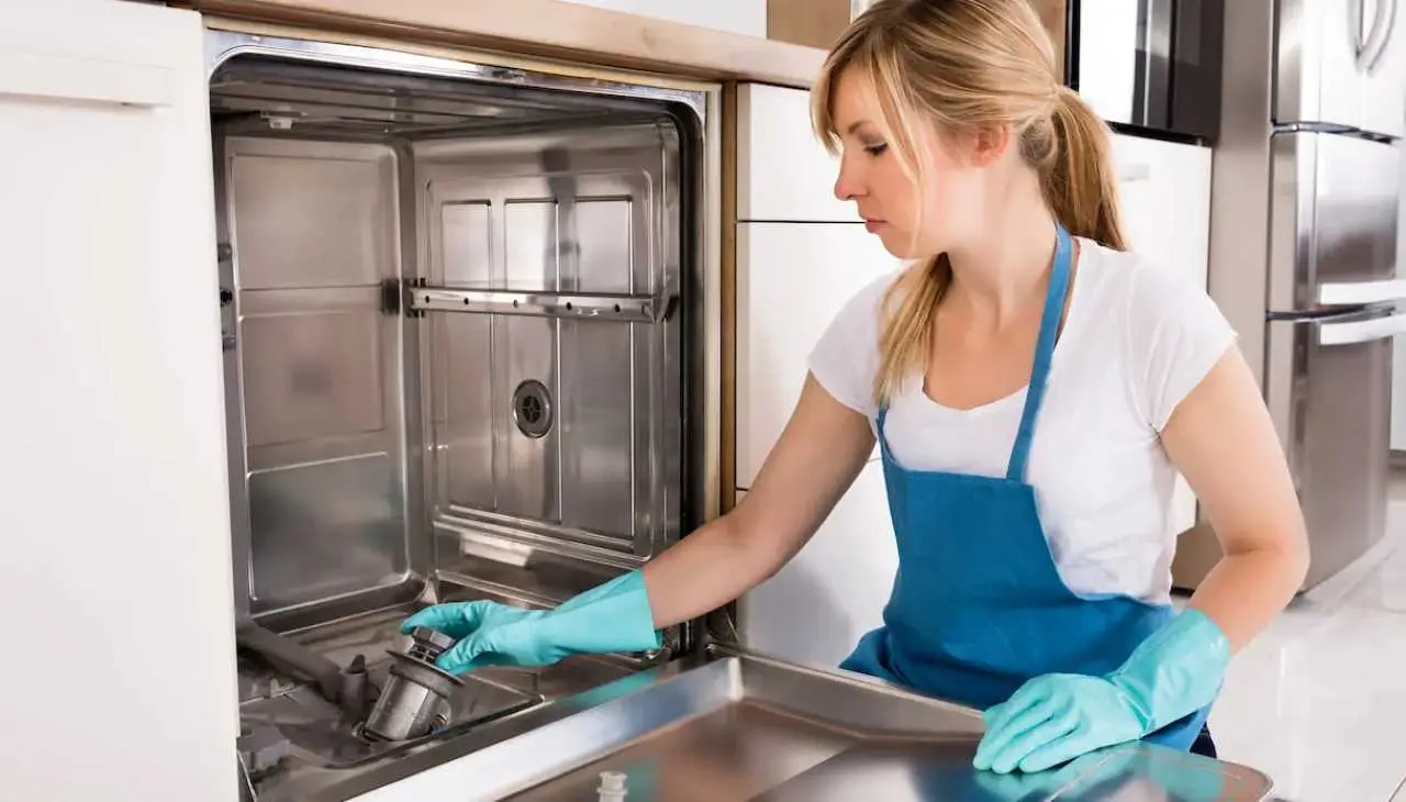 Come pulire la lavastoviglie e farle durare più a lungo Immagine selezionata
