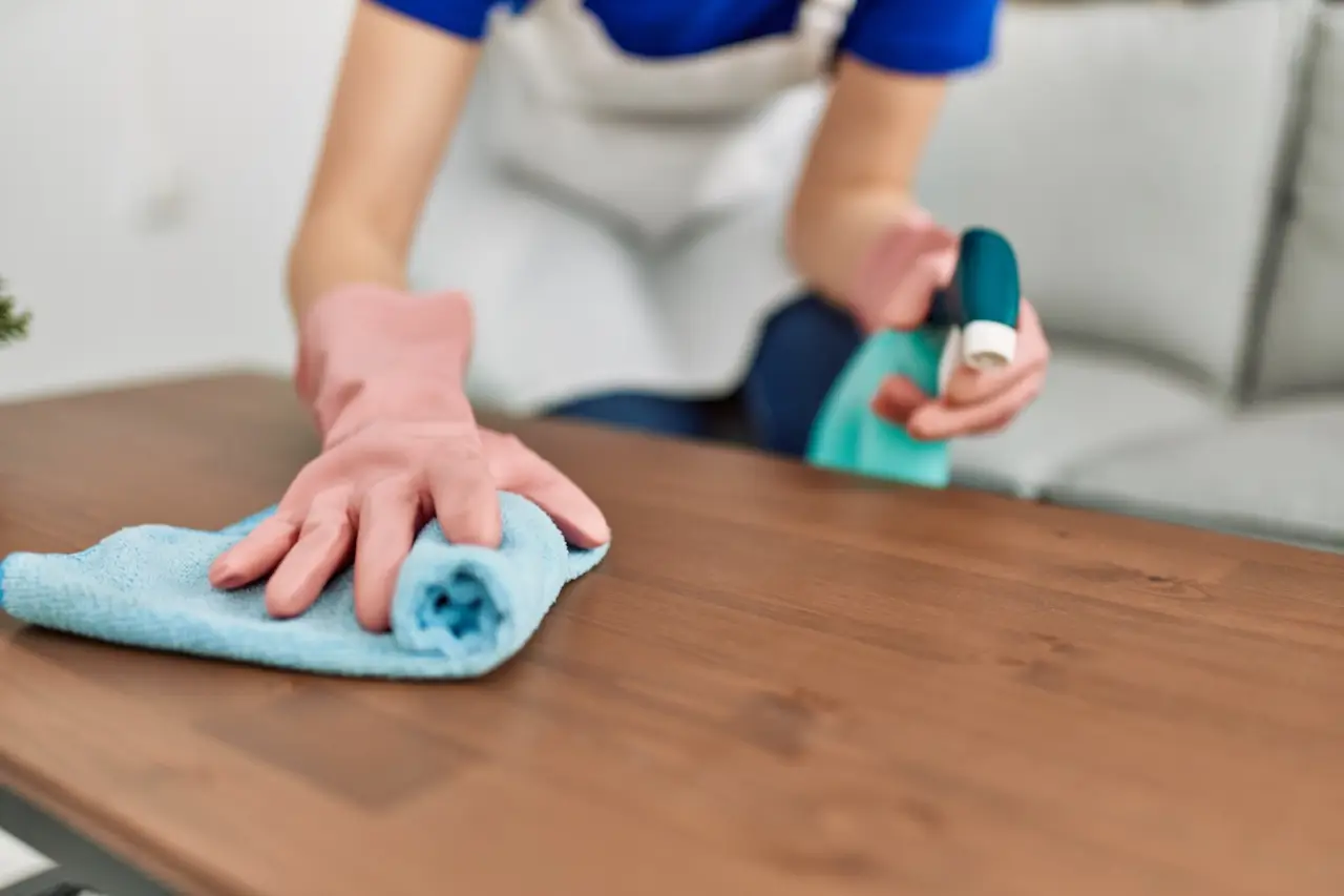 Come togliere la polvere dai mobili: questi i segreti della nonna