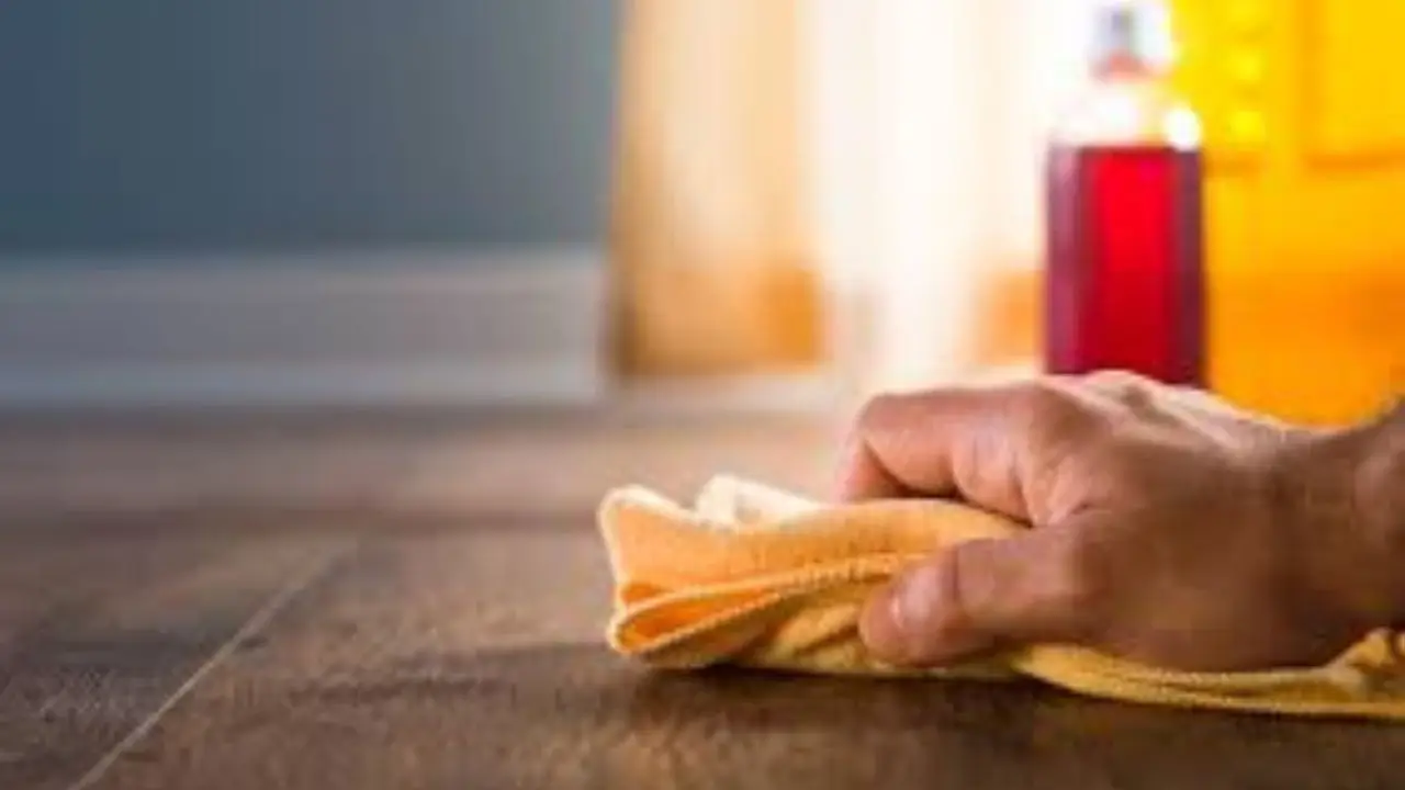 Come togliere la polvere dai mobili: questi i segreti della nonna Immagine selezionata